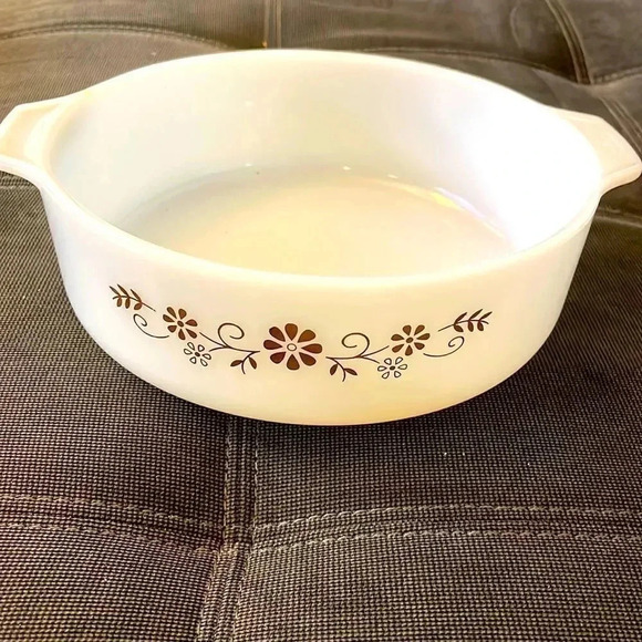 Pyrex Other - Vintage deep dish with brown flower pattern